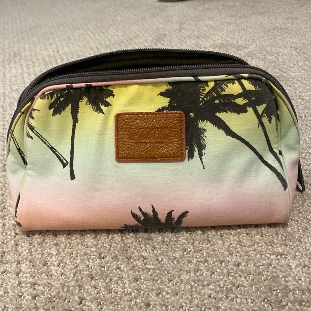 PINK VICTORIAS SECRET MAKEUP BAG